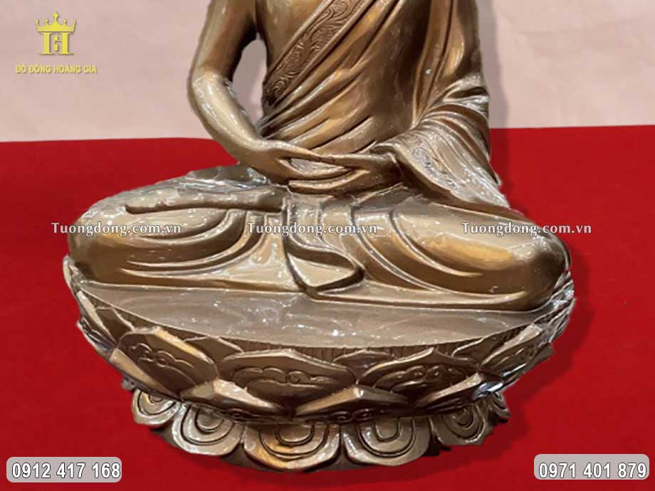 Phật Hoàng ngồi theo thế kiết già trên một tòa hoa sen